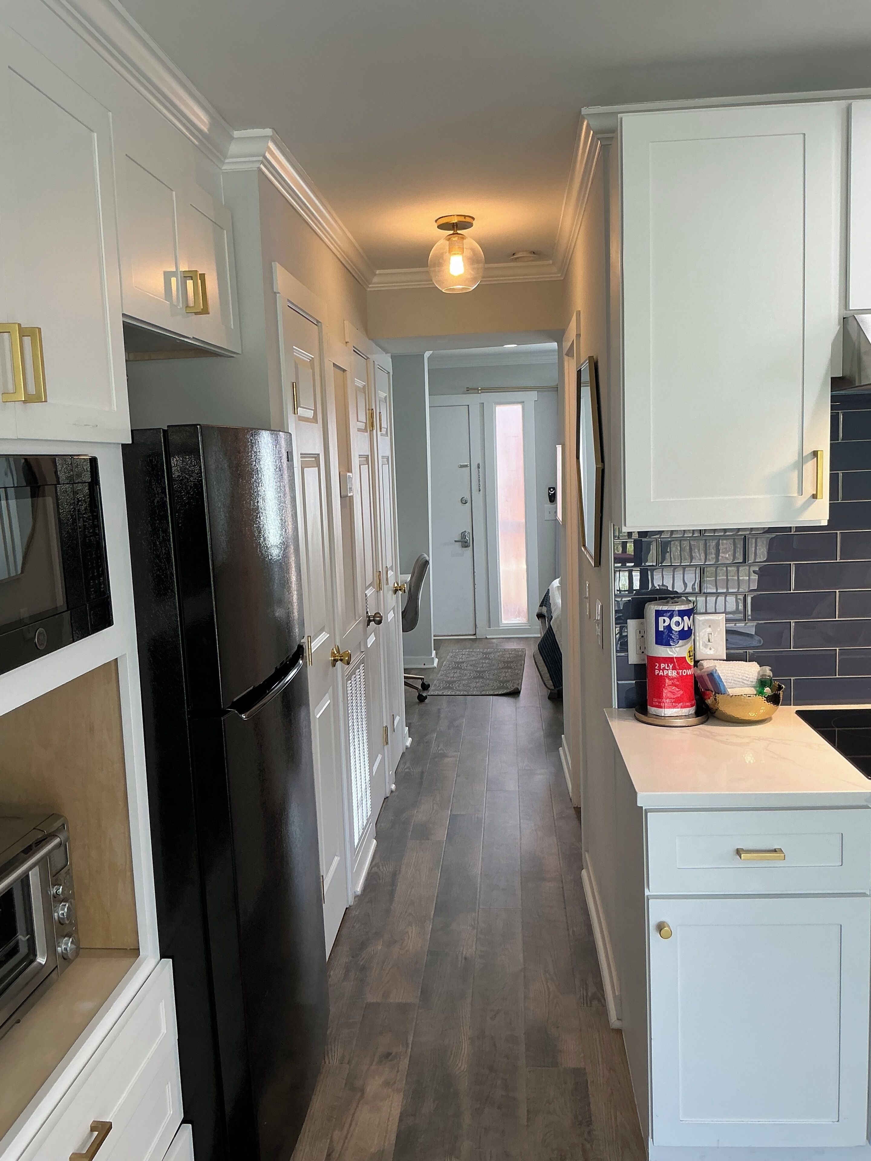 Coffee/tea maker, fridge, microwave, oven