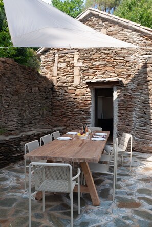 Outdoor dining - Vrbo Property (Saint-Pierre-Saint-Jean)