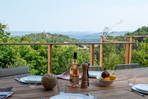 Outdoor dining - Vrbo Property (Saint-Pierre-Saint-Jean)