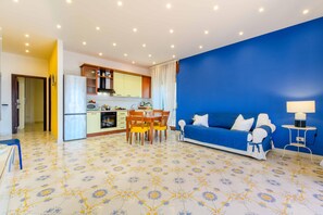 Un apartamento moderno con cocina, comedor y sala de estar.