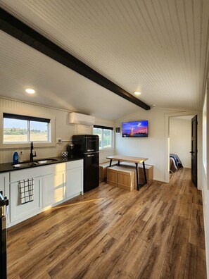Private kitchen - Charming 2-bedroom cabin close to cozy Hot Springs and minutes from angostura (Hot Springs)
