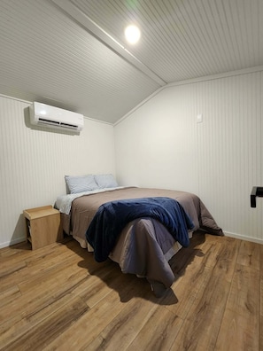 2 bedrooms, free WiFi, bed sheets - Charming 2-bedroom cabin close to cozy Hot Springs and minutes from angostura (Hot Springs)