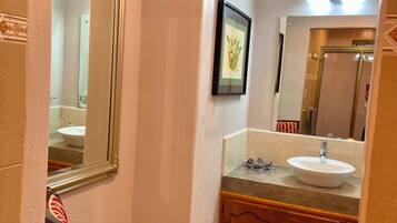 Deluxe Suite | Bathroom | Bathtub, hair dryer, soap, shampoo