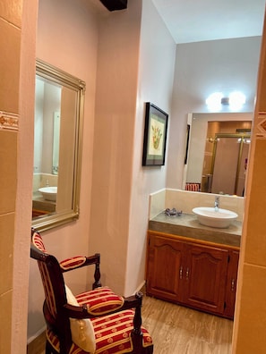 Suite Deluks | Kamar mandi | Bathtub, pengering rambut, sabun, dan sampo