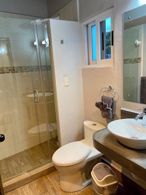 Suite Deluxe | Baño | Tina, secadora de cabello, jabón, shampoo