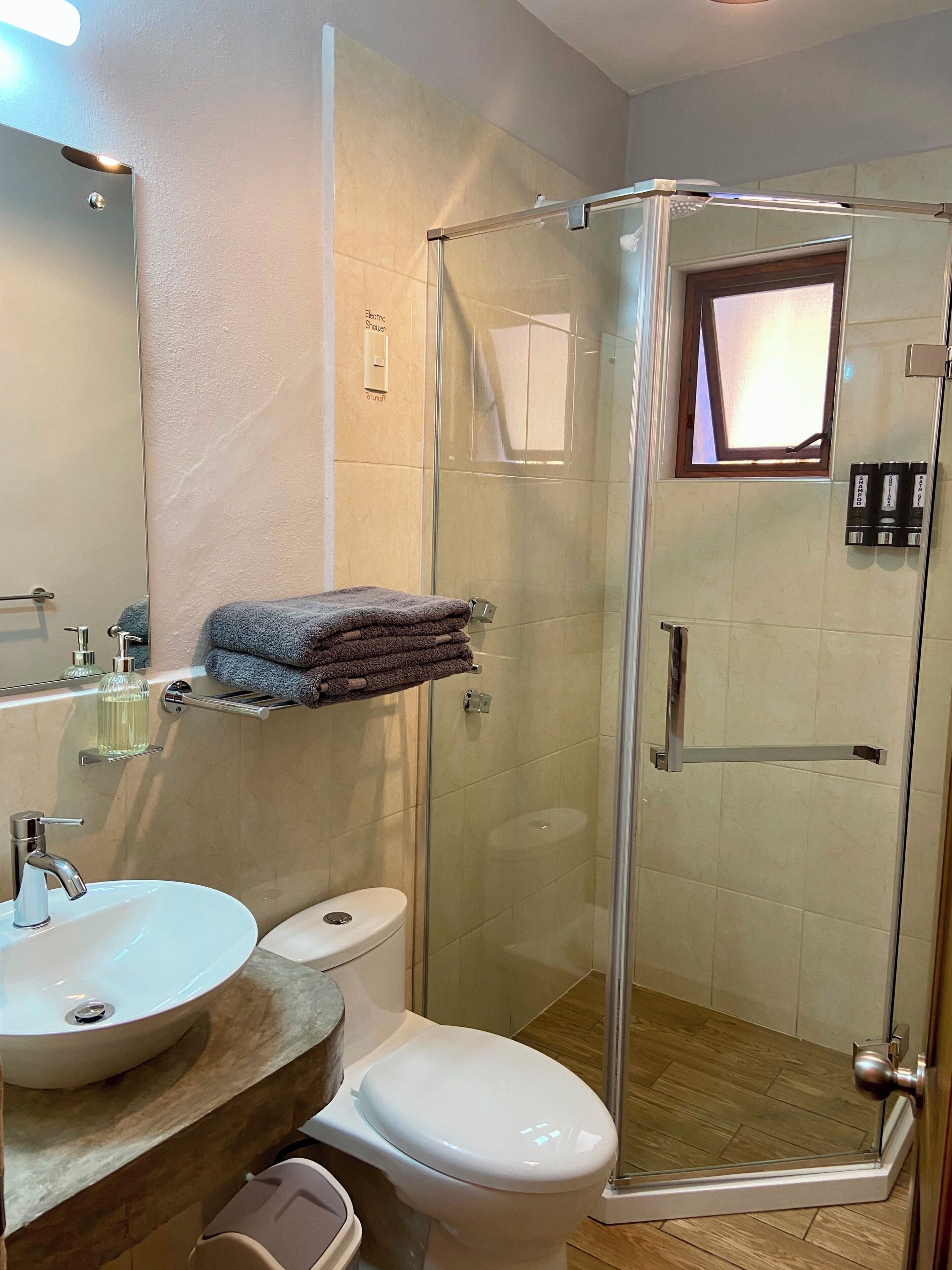 Suite Deluxe | Baño | Tina, secadora de cabello, jabón, shampoo 