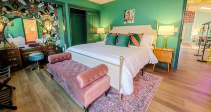 The Gilded Bungalow • Walk to Town Green • Hot Tub • Firepit • Pink Kitchen