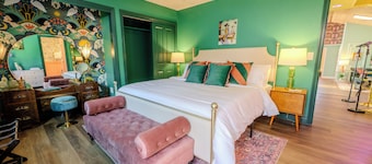 The Gilded Bungalow • Walk to Town Green • Hot Tub • Firepit • Pink Kitchen