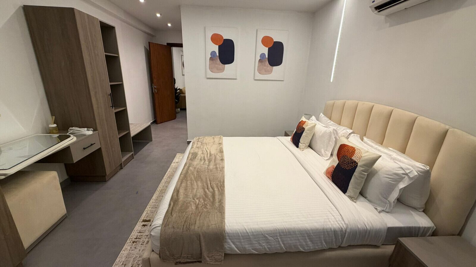 Een strijkplank/strijkijzer, wifi, beddengoed