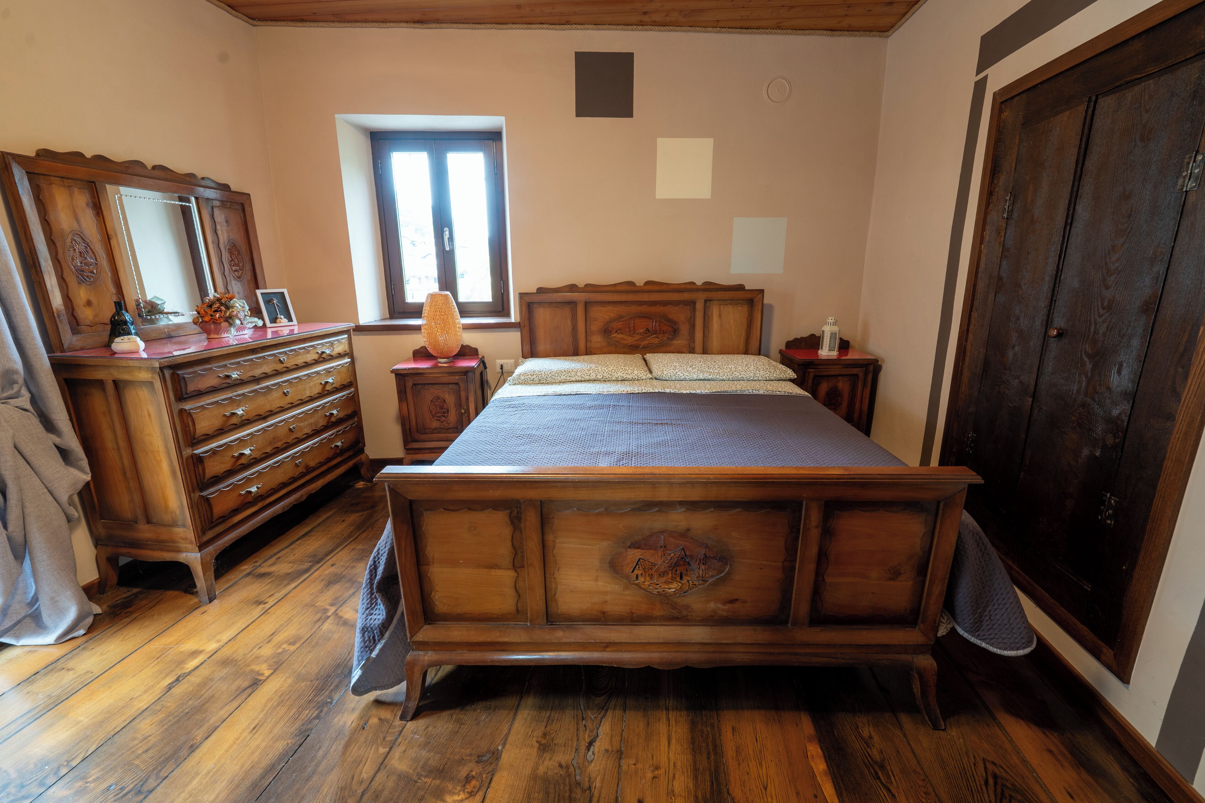 2 habitaciones, tabla de planchar con plancha y ropa de cama 