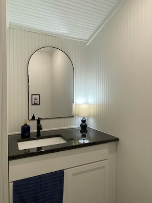 Shower, towels, soap, toilet paper - Cozy 2-bedroom cabin close to welcoming hotsprings and angostura reservoir (Hot Springs)