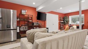 Interior - Family-Friendly Suite - Springfield METRO (Springfield)