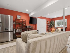 Interior - Family-Friendly Suite - Springfield METRO (Springfield)