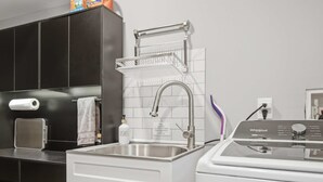 Private kitchen - Family-Friendly Suite - Springfield METRO (Springfield)