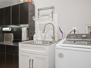 Coffee/tea maker, fridge, microwave, stovetop - Family-Friendly Suite - Springfield METRO (Springfield)