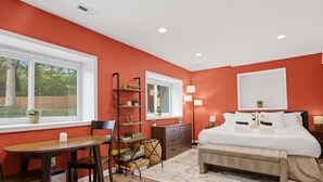 Room - Family-Friendly Suite - Springfield METRO (Springfield)