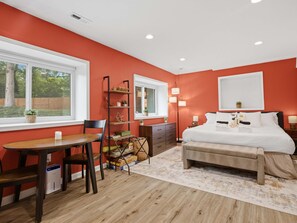 Desk, iron/ironing board, WiFi, bed sheets - Family-Friendly Suite - Springfield METRO (Springfield)