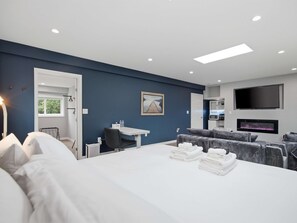 Bed area - Private King Suite - Springfield METRO (Springfield)