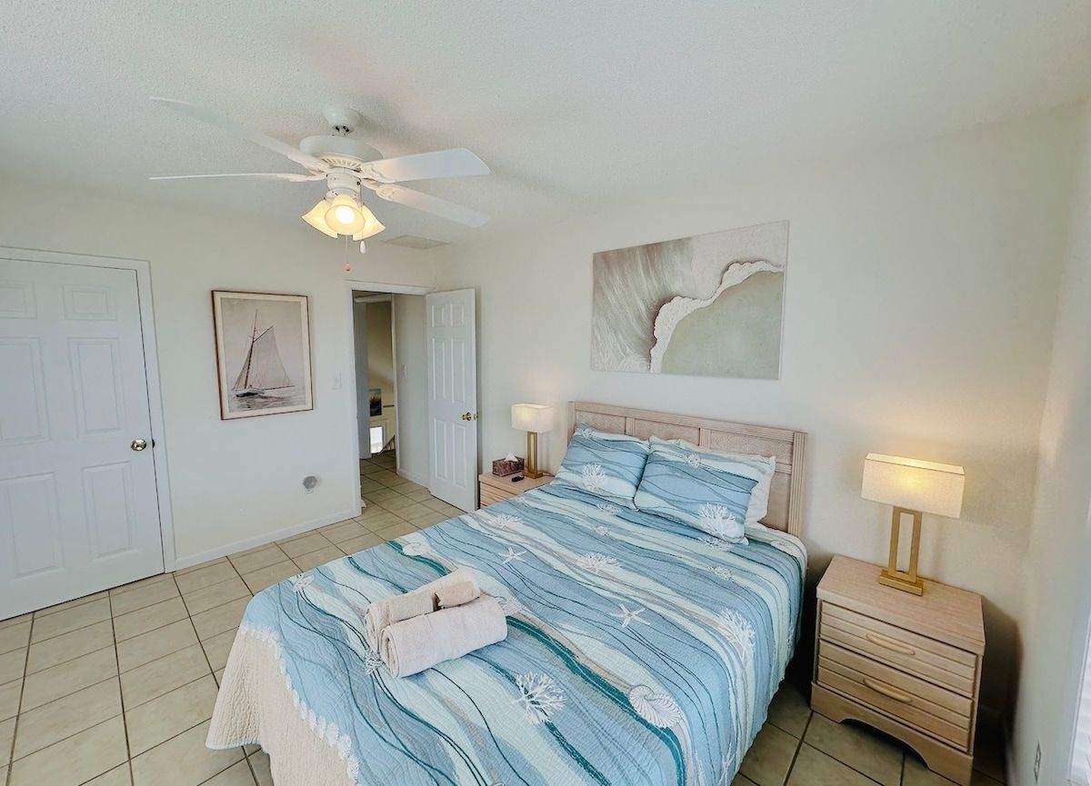 4 bedrooms, desk, WiFi (free), bed sheets