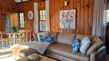 Deluxe Cottage, Mountain View | Living area