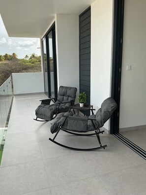 A balcony with two rocking chairs and a small table with a plant. - Nice View Apt 8 - 2-BR apartment with AC on spectacular Mahuma hill (Willemstad)