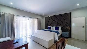 Habitación doble, patio, vistas al jardín | Espacio para trabajar con un portátil y cortinas opacas