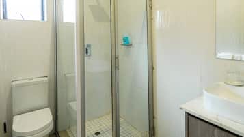 Chambre Double, patio, vue jardin | Salle de bain