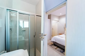 Double Room, Patio, Garden View | Bathroom - Cosmo Guest House (Victoria Falls)