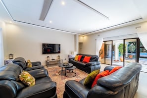 Living area - Cosmo Guest House (Victoria Falls)