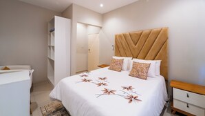 Una camera da letto con un letto, comodini, un armadio e un bagno.