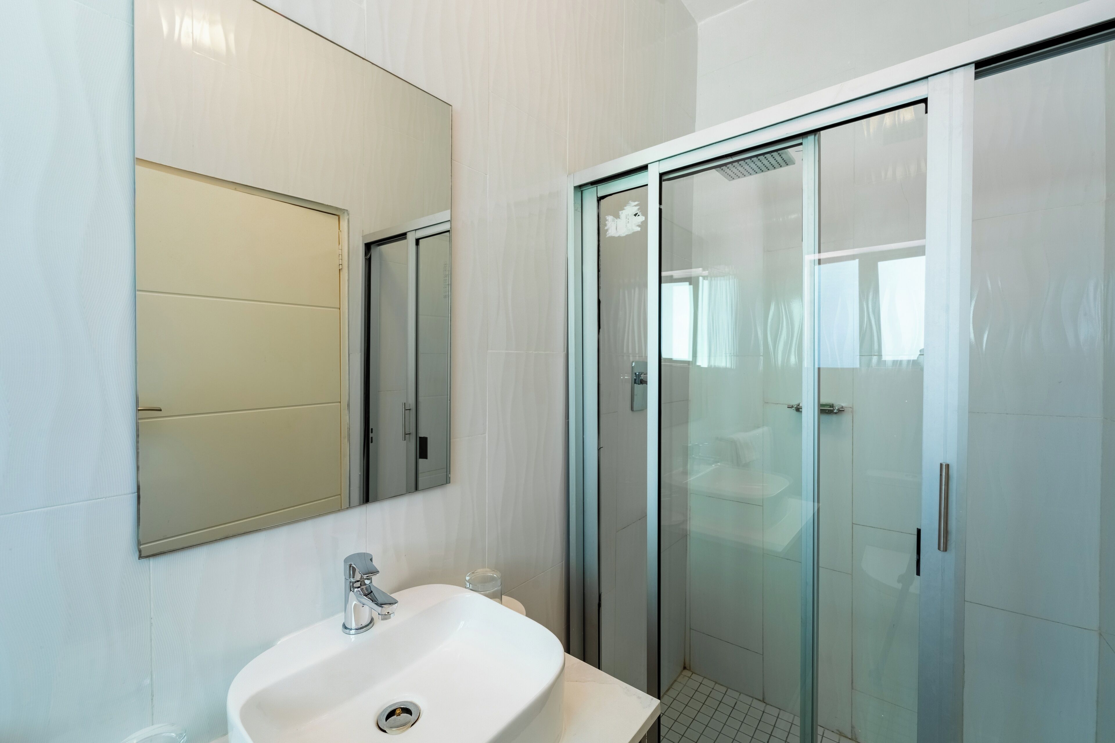 Chambre double, patio, vue sur le jardin | Salle de bain