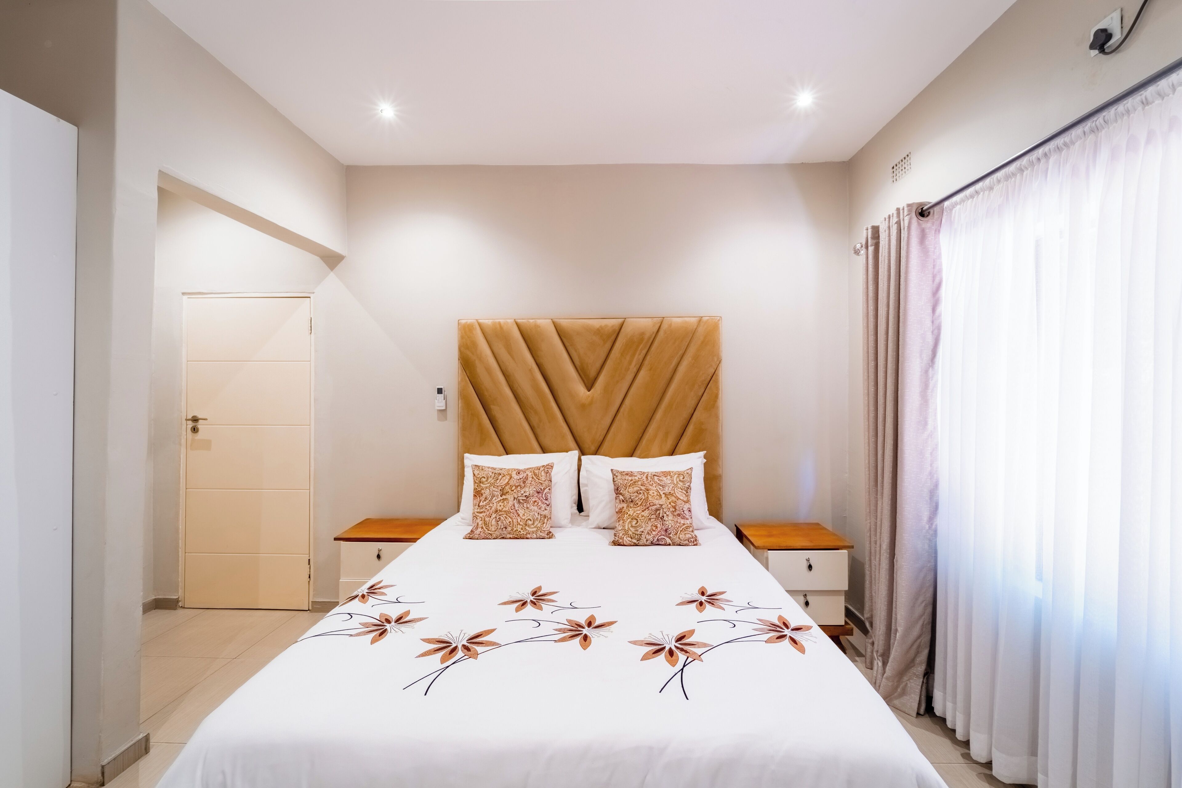 Habitación doble, patio, vista al jardín | Espacio para trabajar con laptop, cortinas blackout y insonorización 