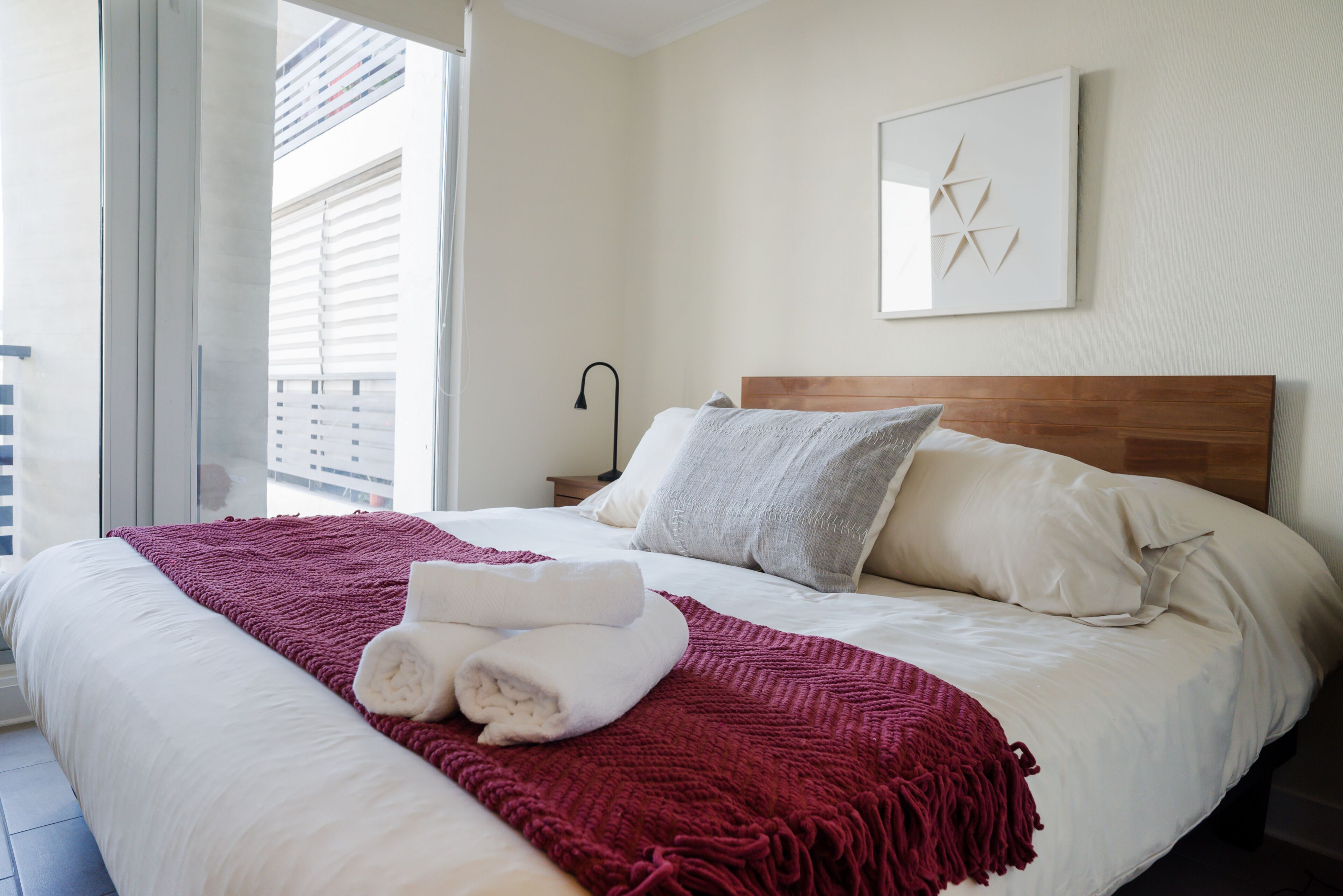 Apartament familiar, vistes a la ciutat | Espai de treball apte per a portàtils i planxa i posts de planxar 