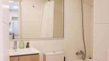 Apartament familiar, vistes a la ciutat | Bany | Assecador de cabells, tovalloles, sabó i xampú
