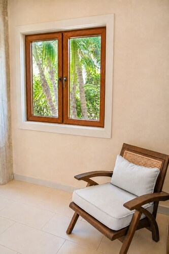 Low Cay / Luxury Oceanfront Estate, 916ft of coast near Pete's Pub & Abaco Club