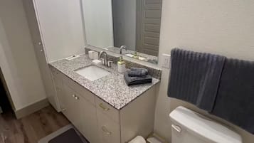 Ducha, secador de pelo, toallas y jabón