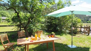 Outdoor dining - Vrbo Property (MARVEJOLS)