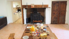 Dining - Vrbo Property (MARVEJOLS)