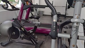 A gym with cardio machines, a weight bench, and exercise balls. - COSTA DE LUXE (Bayahíbe)