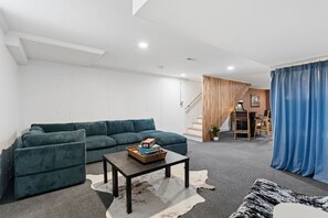 Ein Wohnzimmer mit einer Couch, einem Couchtisch und einem Teppich.