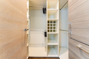 A walk-in closet with open shelving and hanging space. - 3BR Roma Norte Penthouse w/ Private Rooftop (Ciudad de México)