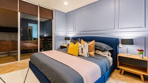 A modern bedroom with a large bed, a nightstand, a lamp, and a sliding glass door leading to a bathroom. - 3BR Roma Norte Penthouse w/ Private Rooftop (Ciudad de México)