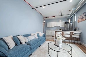 TV - Near Brookfield Zoo - King Bed - Sleeps 7 (Westchester)