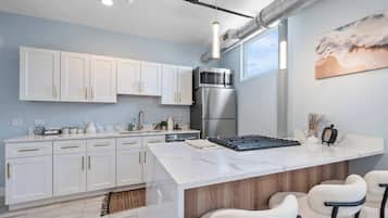 Coffee/tea maker, fridge, microwave, oven