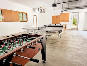 Ein großzügiger Innenbereich mit Tischfußball, Pongtisch und Projektionsanlage.