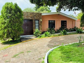Exterior - Charming 4-bedroom house in Managua perfect for your getaway near everything ! (Managua)
