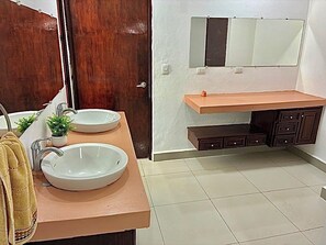 Bathroom - Charming 4-bedroom house in Managua perfect for your getaway near everything ! (Managua)
