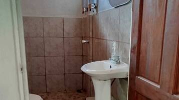 Een haardroger, handdoeken, zeep, toiletpapier