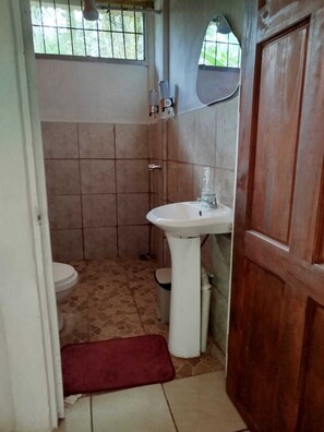 Haartrockner, Handtücher, Seife, Toilettenpapier
