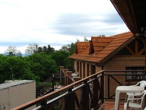 Suite, Balcony, Garden View | Property grounds